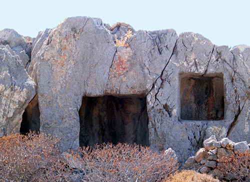 Walks on Karpathos Island: Mycenean remains neur Vroucounda