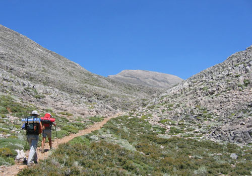 Wanderer auf dem Pfad nach Katsiavelli