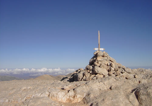 Wandern auf Kreta: Das Gipfelkreuz des Pachnes